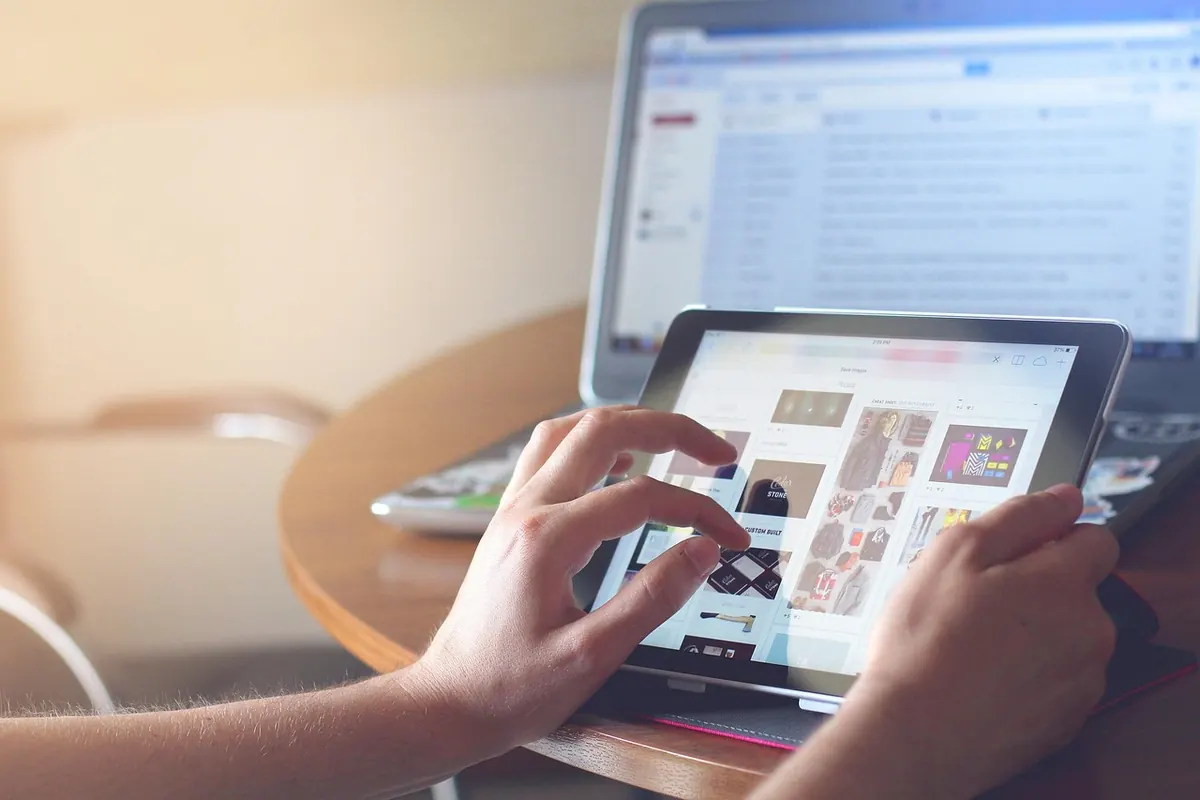 Digital Diary Apps vs Paper Journals: A Practical Comparison